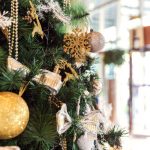 Consejos para mantener tu árbol de Navidad con un aspecto fresco Soporte de arbol Arbol de navidad decorado