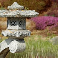 Diseño de jardines en Madrid Jardinea. Como decorar tu jardín con luces y otros accesorios