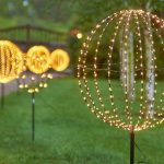 Diseño de jardines en Madrid Jardinea. Como decorar tu jardín con luces y otros accesorios