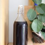 Haz un fertilizante orgánico simple para tener unas plantas de interior saludables