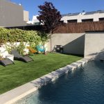 Jardinea. Proyecto de jardineria cesped artificial en Madrid Detalle Piscina