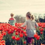 Las 9 Tareas del Jardín En Septiembre. Preparar el jardin para el invierno Niños entre tulipanes