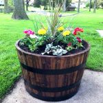 Diseño y mantenimiento de jardines en Madrid -Jardineras y macetas de madera tipo barril