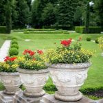 Diseño y mantenimiento de jardines en Madrid -Jardineras y macetas en linea de escalera