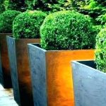 Diseño y mantenimiento de jardines en Madrid -Jardineras y macetas ceramica al oxido