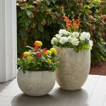 Diseño y mantenimiento de jardines en Madrid -Jardineras y macetas de ceramica moderna