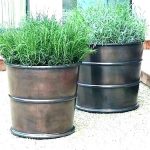 Diseño y mantenimiento de jardines en Madrid -Jardineras y macetas de hierro